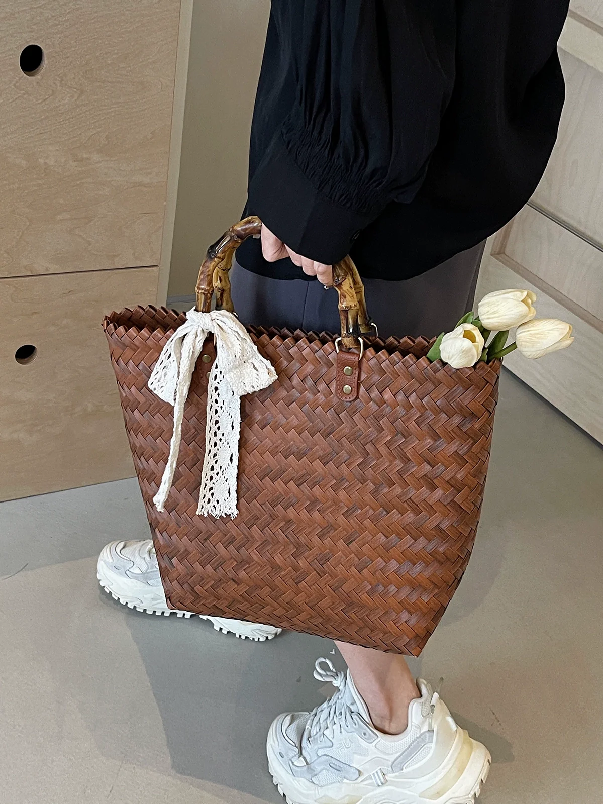 Women's Beach Bag Fashion Commuter Straw Woven Bag - Image 4