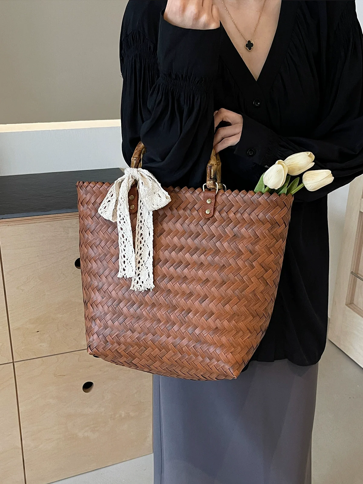 Women's Beach Bag Fashion Commuter Straw Woven Bag - Image 5
